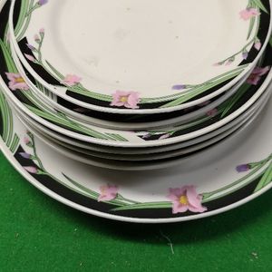 Plusieurs assiettes et 1 plat