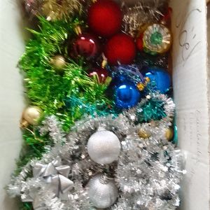 Guirlandes et boules de Noël 