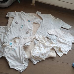 2 pyjamas + 4 bodys 1 mois