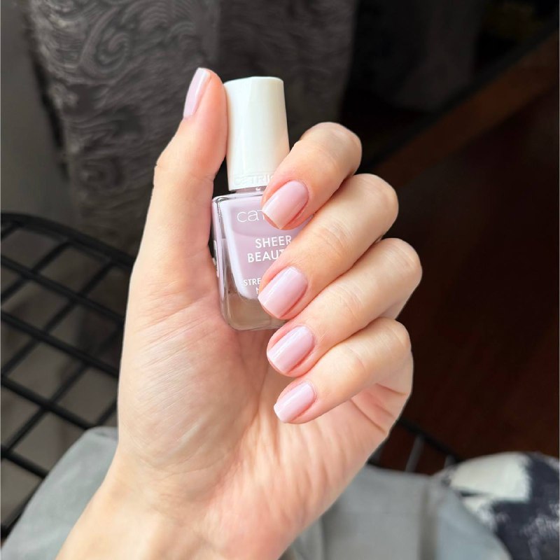 Свотч лака Catrice на ногтях
