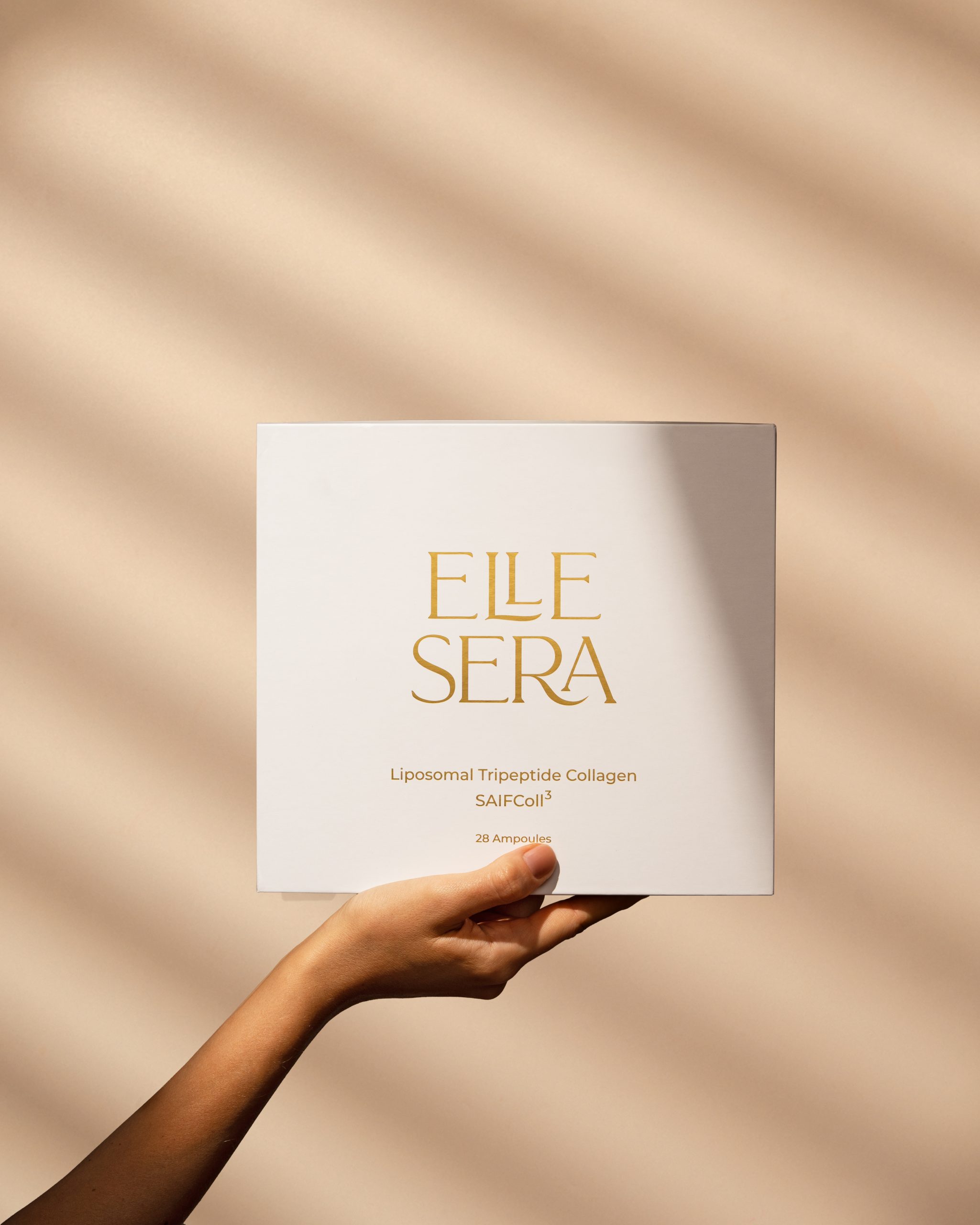 Женщина принимает витамины Elle Sera