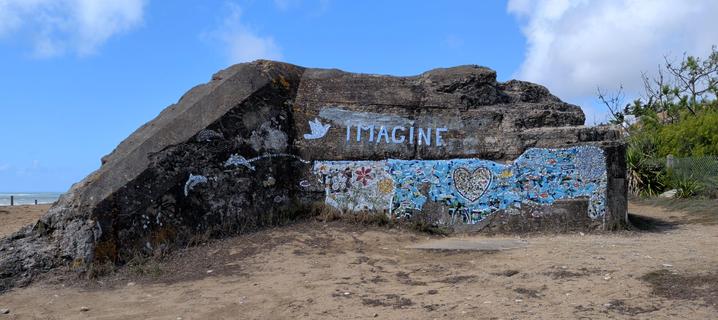 Bunker mit Mosaik: Wort "Imagine" mit Friedenstaube.