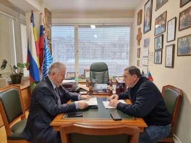Милота дня: пухленький тюлень испугался дрона с камерой и попытался быстро спрятаться под лед. Но прорубь оказалась маловата.... - новости
