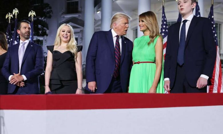 Платье Мелании Трамп на балу после инаугурации вызвало ажиотаж в сети - новости