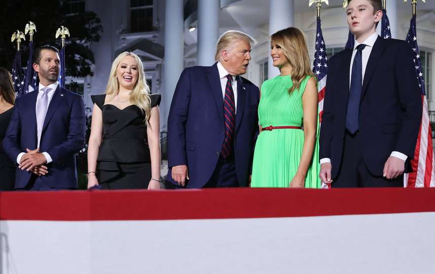 Платье Мелании Трамп на балу после инаугурации вызвало ажиотаж в сети - новости