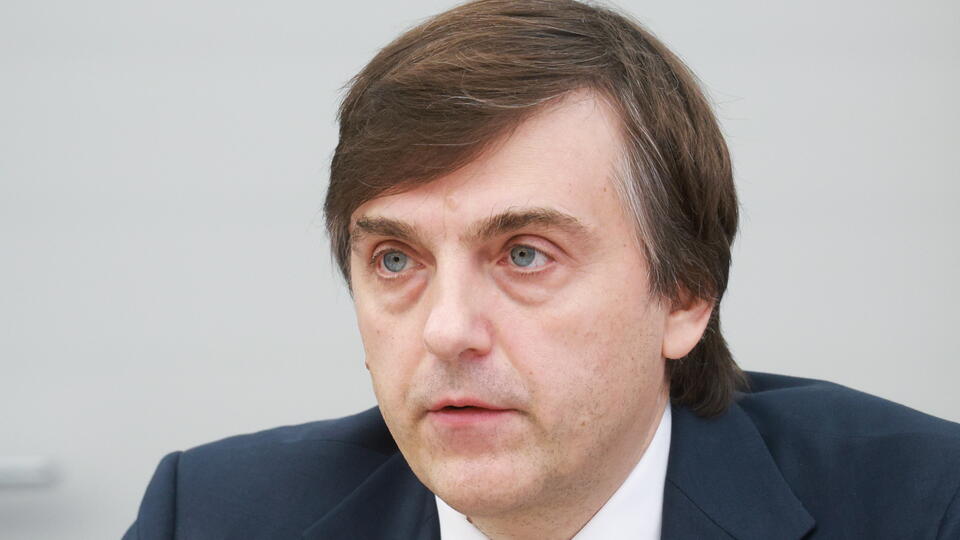 Иллюстрация, символизирующая уход обществознания из начальной школы, возможно, с изображением детей, играющих, и символов, связанных с более сложными науками.