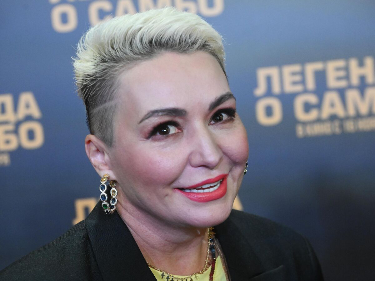 Катя Лель исполняет песню «Джага-Джага» на фоне индонезийских мотивов