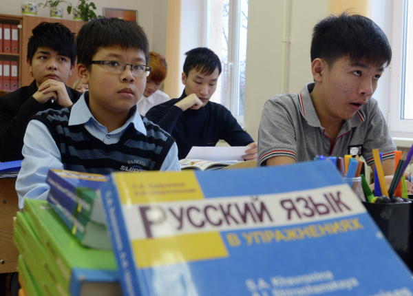 Свечи, торт и чемодан: Госдума придумала, как эпично поздравить с 18-летием!