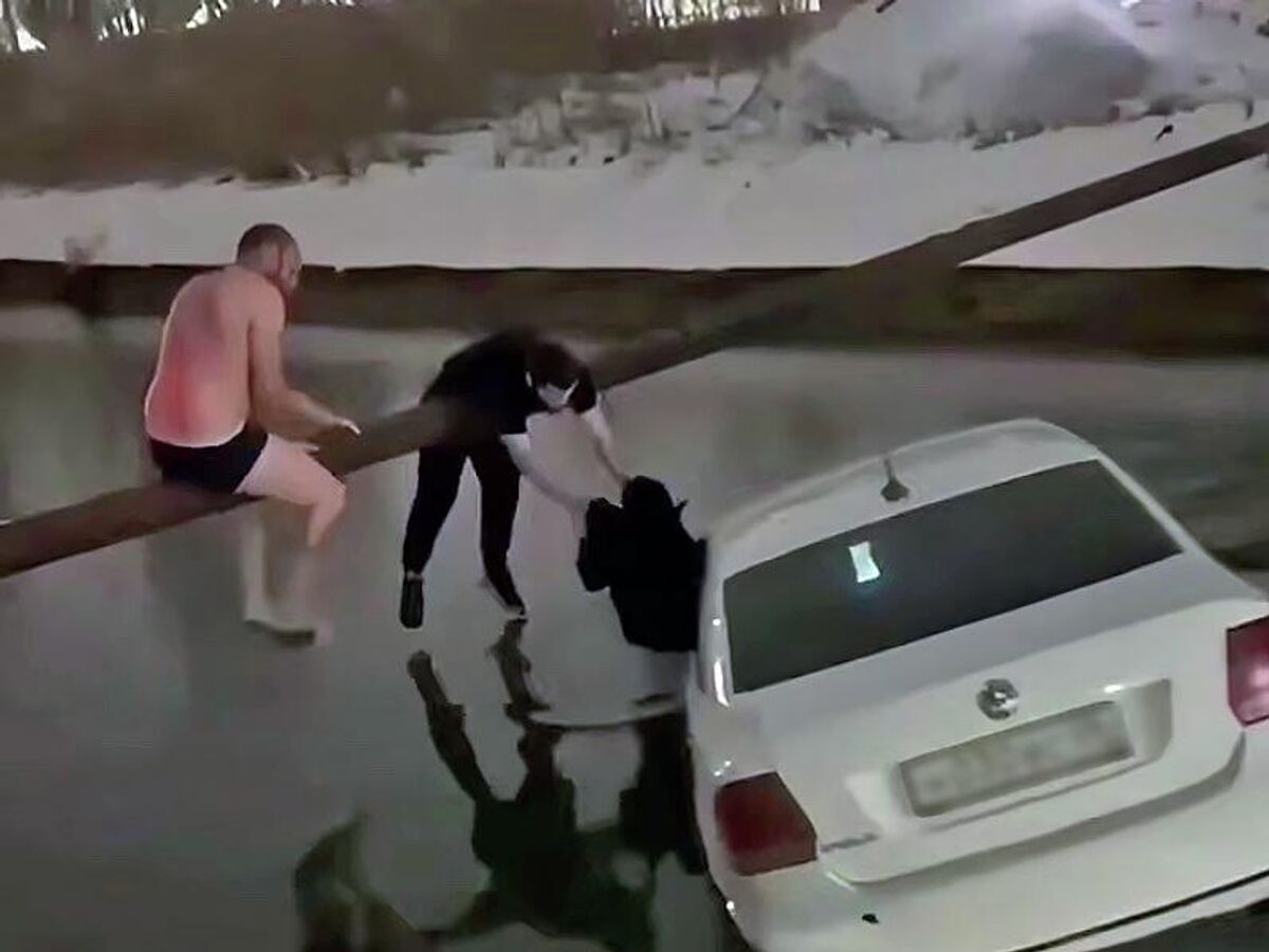 Группа молодых людей в Махачкале, спасших семью из воды, вдохновленная героями комиксов