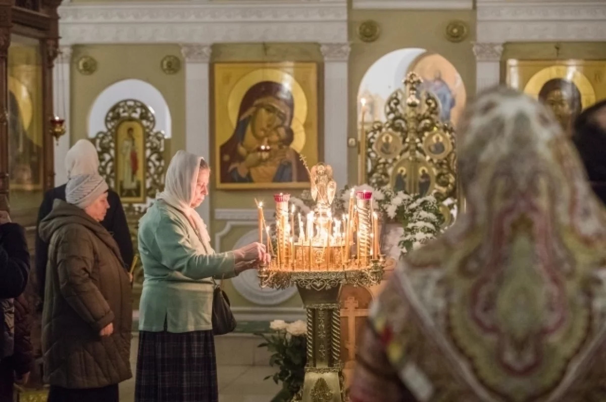 Женщина склонилась в молитве, символизируя духовный детокс и очищение перед Великим постом