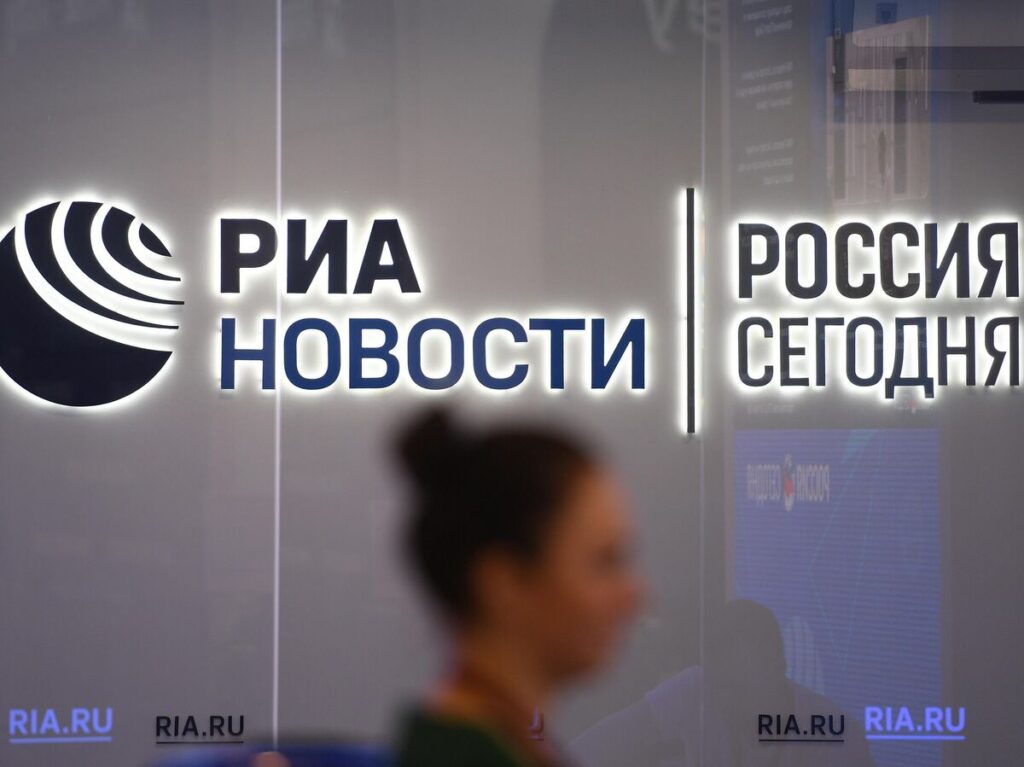 Графика, символизирующая победу РИА Новости в цифровом пространстве, с числом 500 000 и логотипом MAX.
