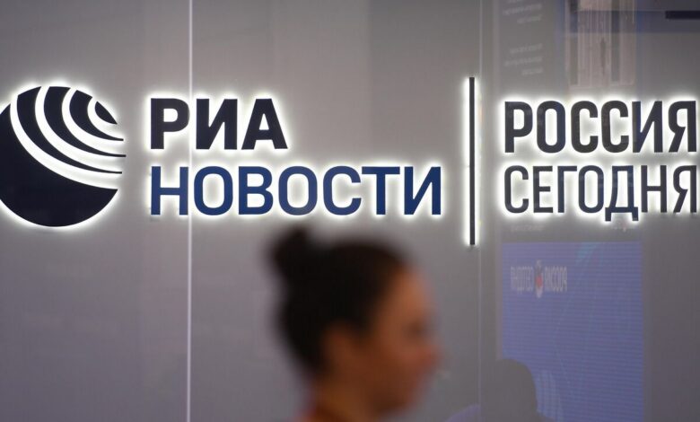 Графика, символизирующая победу РИА Новости в цифровом пространстве, с числом 500 000 и логотипом MAX.