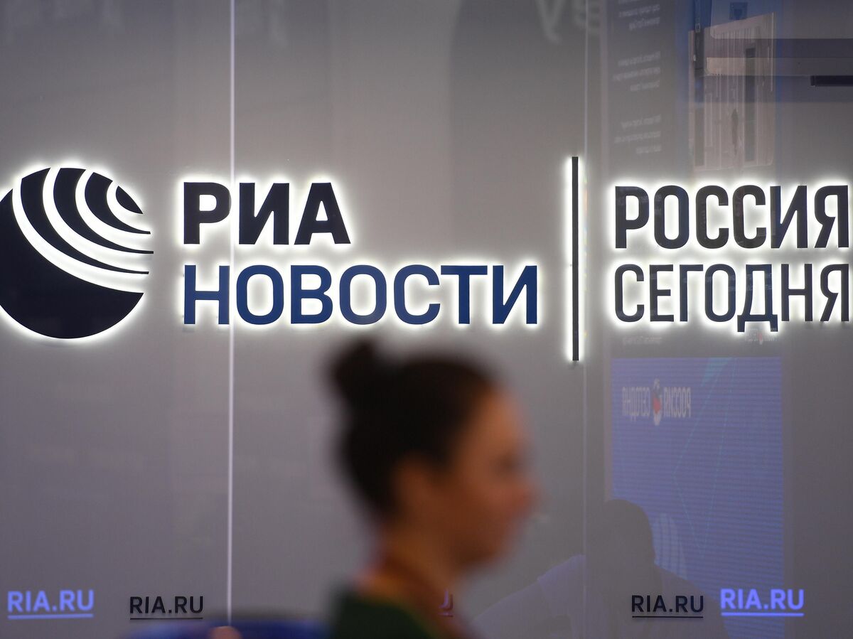 Графика, символизирующая победу РИА Новости в цифровом пространстве, с числом 500 000 и логотипом MAX.