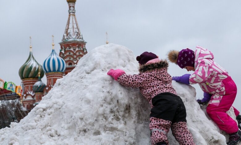 Плакат с текстом «Госстандарт на счастье: Минпросвещения выдаст родителям «инструкцию по сборке» личности»