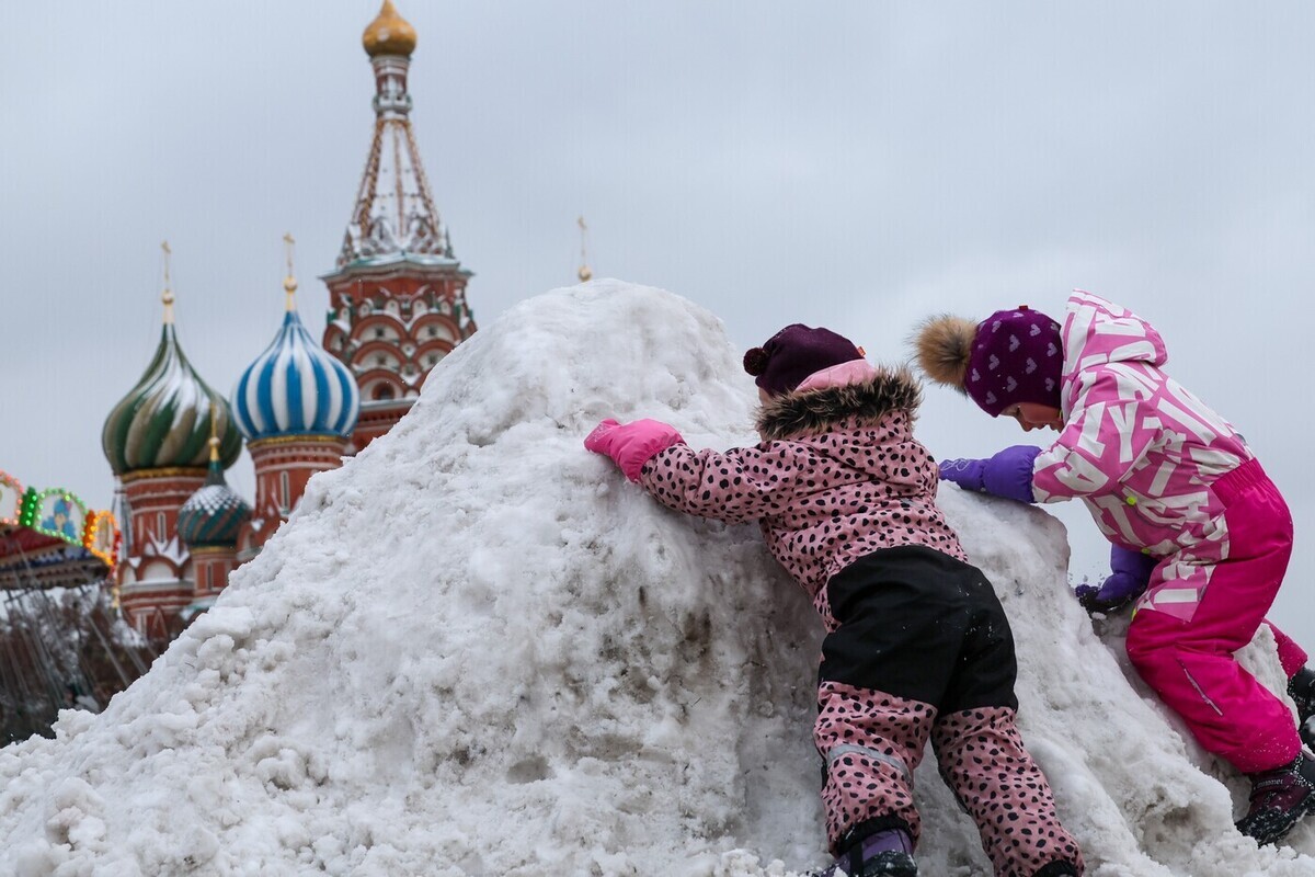 Плакат с текстом «Госстандарт на счастье: Минпросвещения выдаст родителям «инструкцию по сборке» личности»