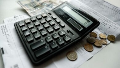 Символическое изображение государства, побеждающего бюрократию, чтобы распределить средства в пользу граждан