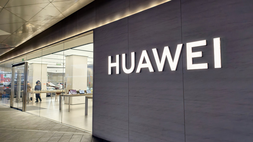 Логотип Huawei рядом с изображениями автомобилей и логотипами известных брендов.