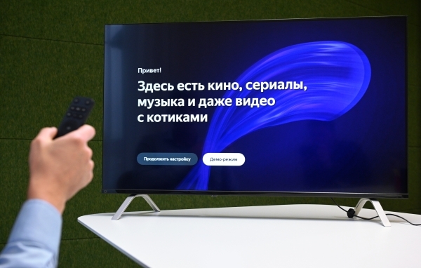 Коллаж из постеров популярных российских сериалов, символизирующий массовое увлечение.