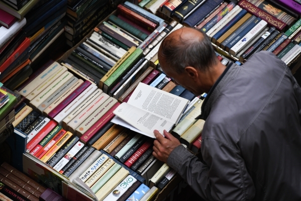 Обложка книги с элементами мистики, драконов и символами, намекающими на мужскую аудиторию.