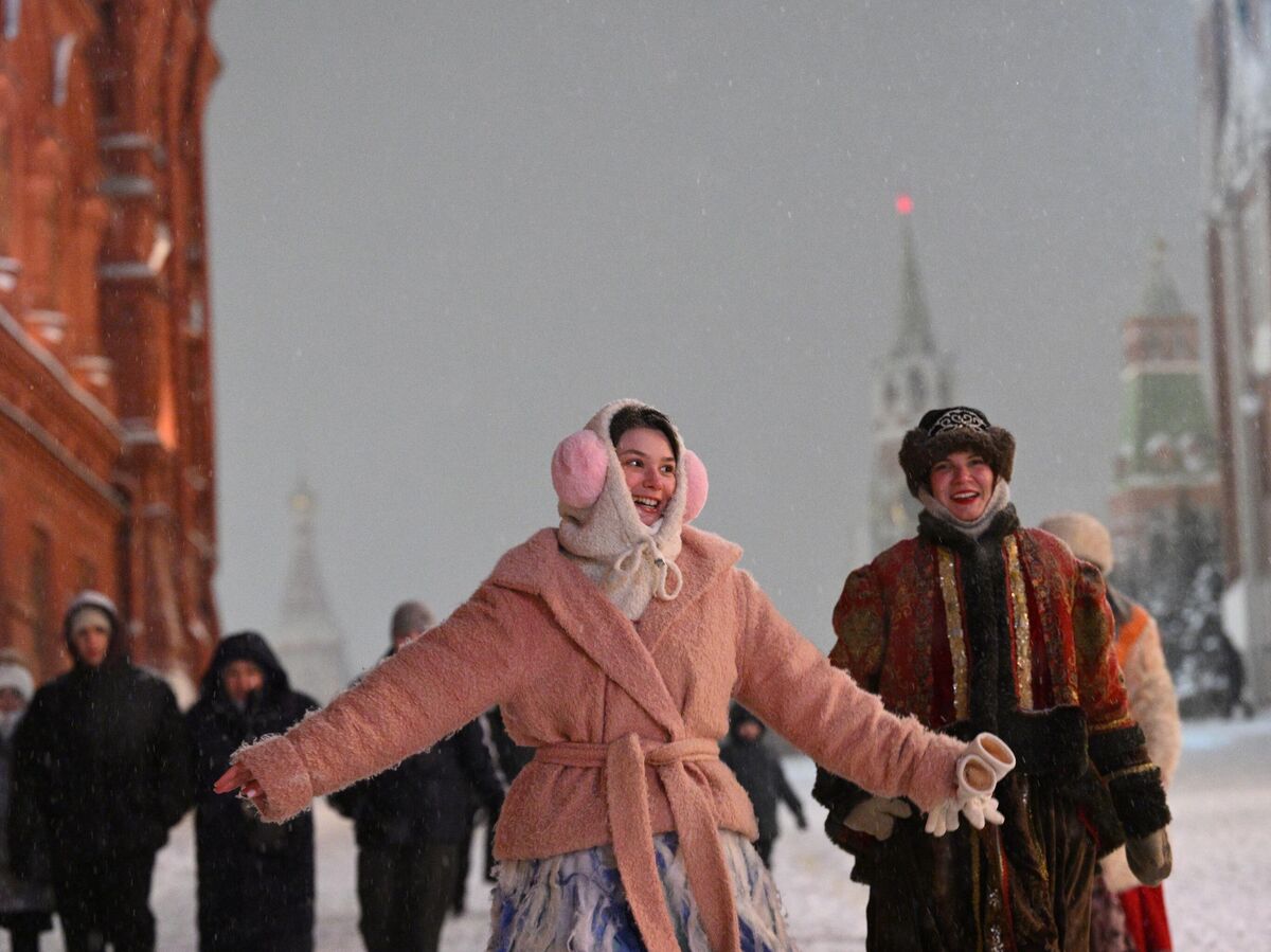 Австриец на вездеходе в заснеженном ландшафте Магадана