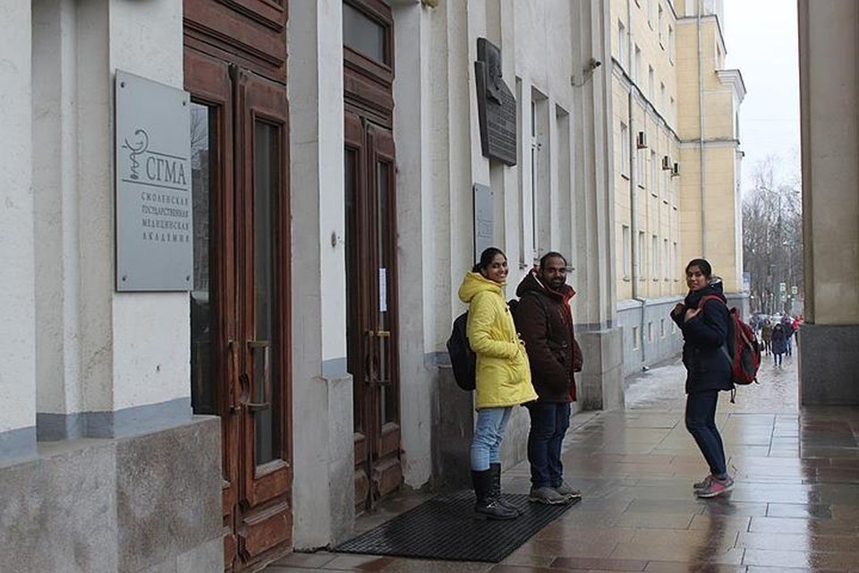 Иллюстрация, символизирующая цифровизацию в Индии и опасения России перед восстанием машин