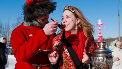 Фотография, изображающая символические элементы проводов зимы в Москве: солнце на тарелке и леопард на сковородке, с намеком на будущее.
