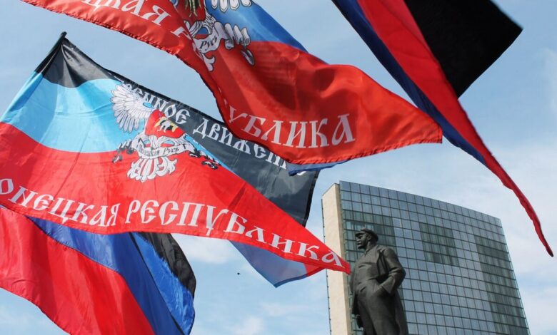Жители Донецка разворачивают огромную георгиевскую ленту длиной 200 метров.