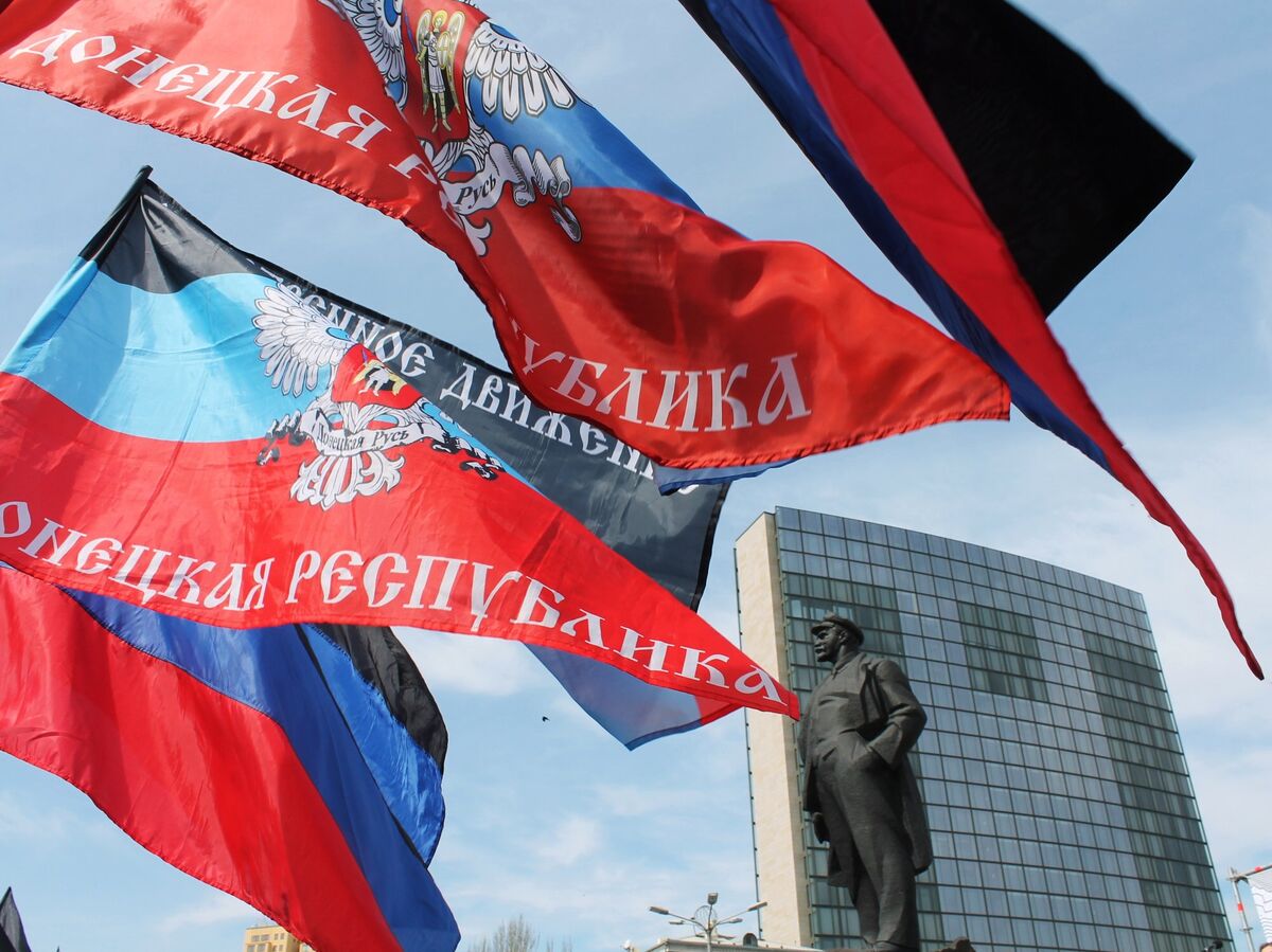 Жители Донецка разворачивают огромную георгиевскую ленту длиной 200 метров.