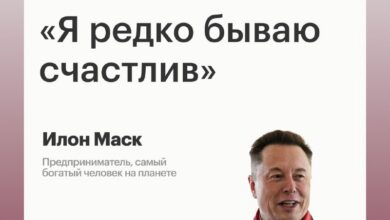 Илон Маск на фоне графиков или финансовых показателей, выражающий задумчивое или грустное выражение лица.