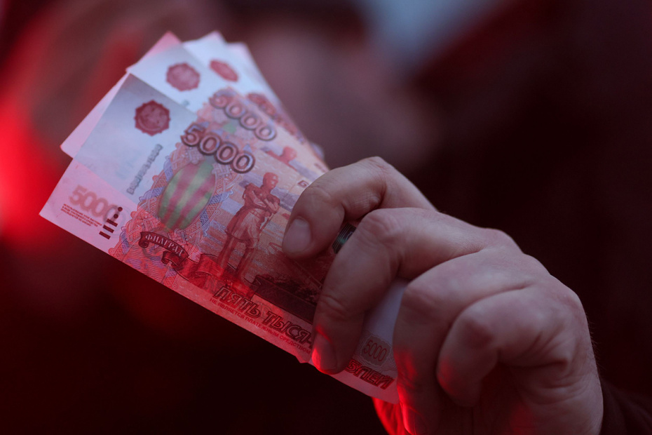 Успешная студентка ВШЭ, основательница образовательного стартапа, демонстрирует зачетку и улыбается.