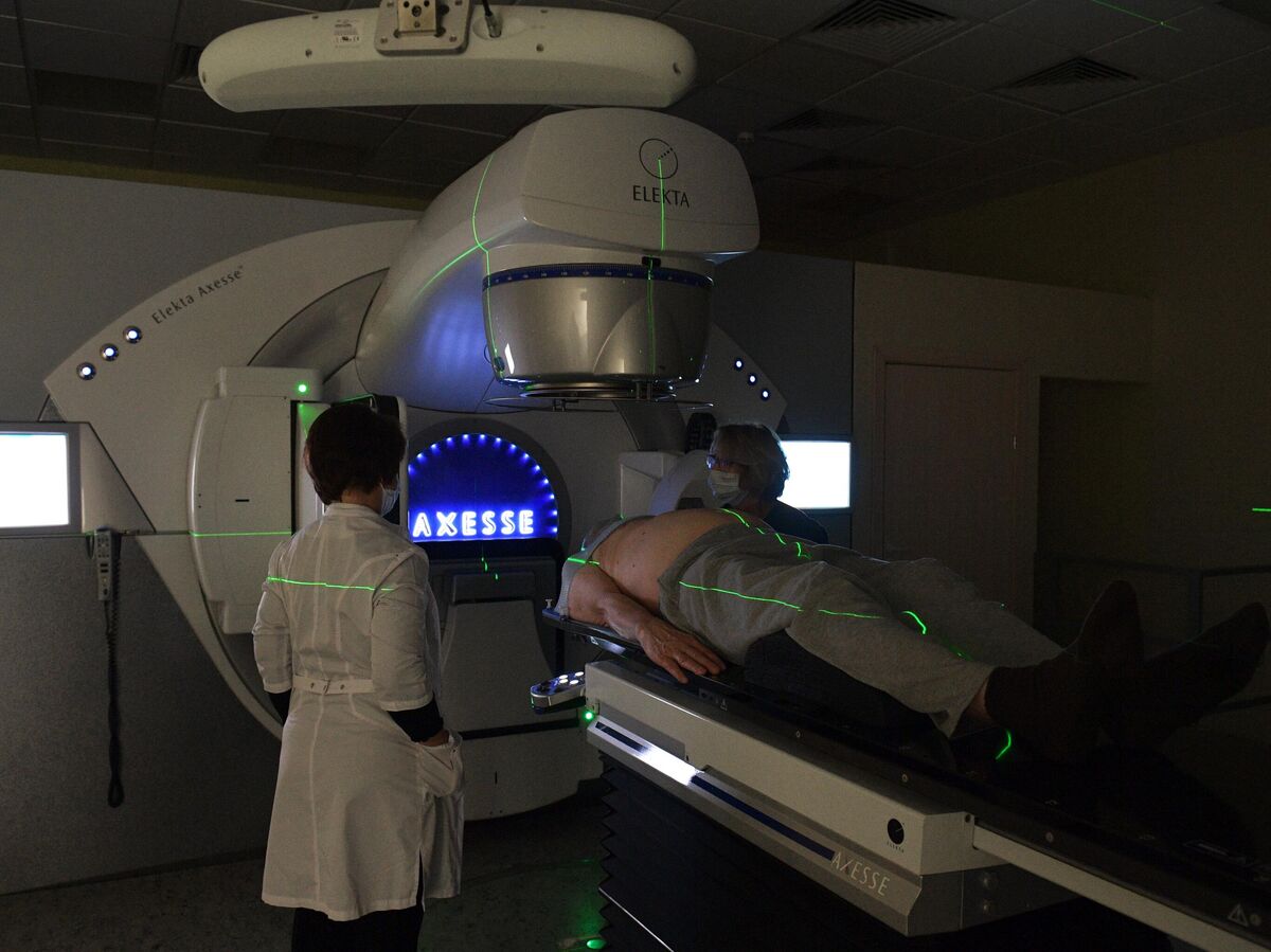Инфографика, показывающая распространение атомных технологий в регионах России для борьбы с онкологией