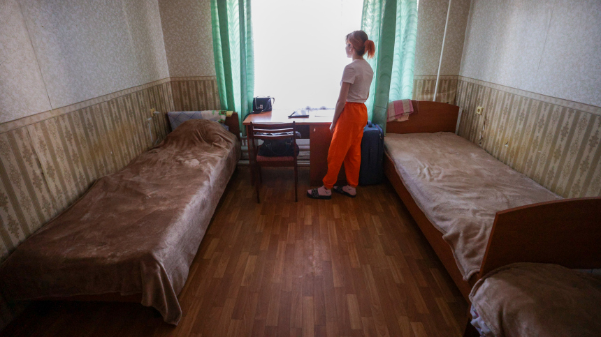 Молодая семья с ребенком получает ключи от квартиры в новом доме, символизирующем победу любви над бюрократическими трудностями.