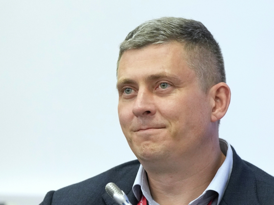 Крылья из шестеренок и металла, символизирующие русский феникс, расправляются на фоне индустриального пейзажа.