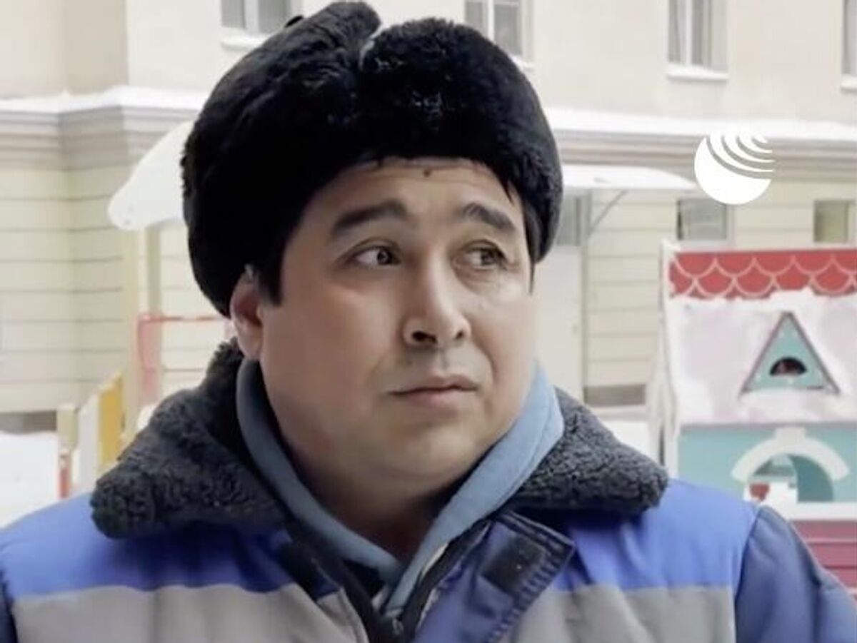 Супергерой в оранжевом жилете: питерский дворник посрамил законы физики и преподал урок любви