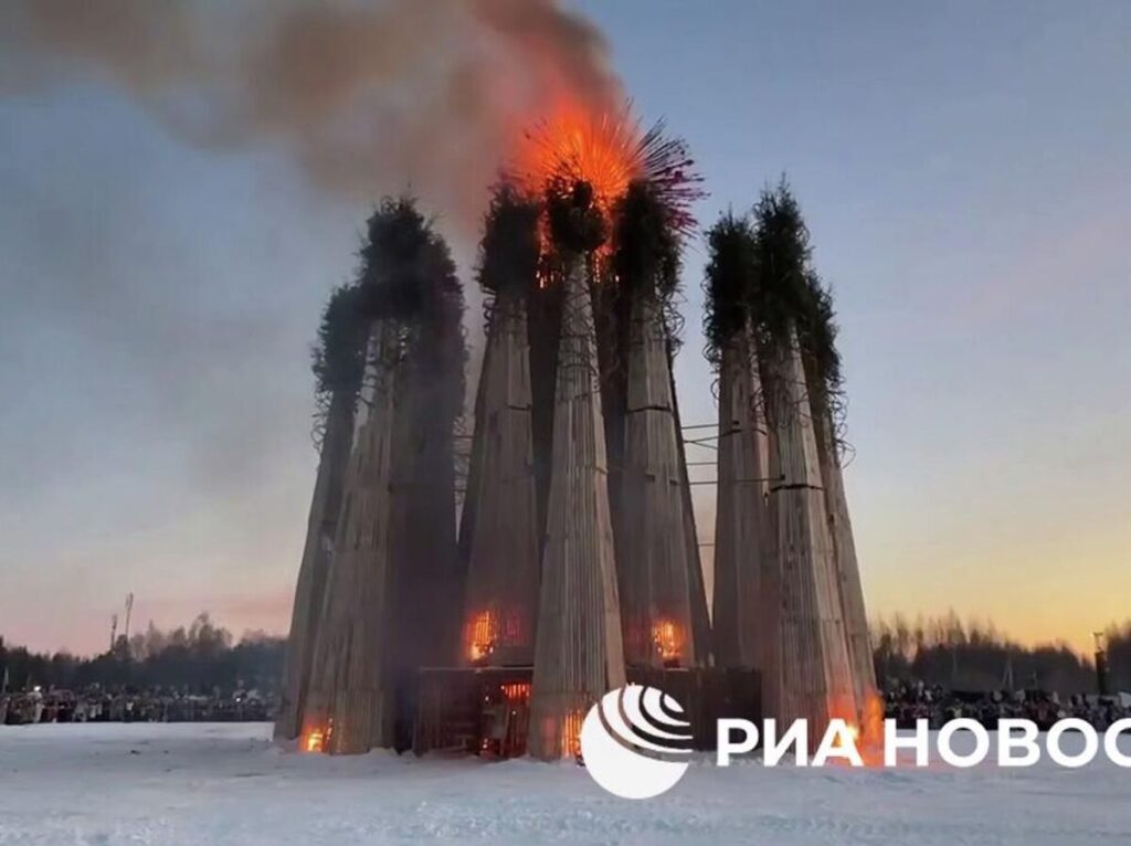 Огромное 25-метровое сердце из дерева и соломы горит ярким пламенем на фоне ночного неба
