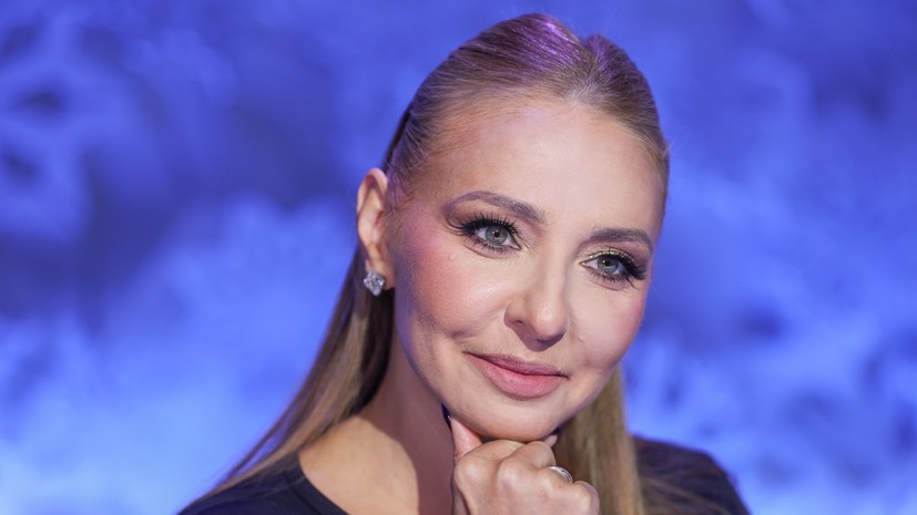 Фигуристы и звезды шоу-бизнеса в костюмах на льду, символизирующие переход из спорта в индустрию развлечений.