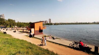 Фотография Строгино, Москва, с акцентом на необычные детали: строительство метро под водой и русалки, получающие медали.