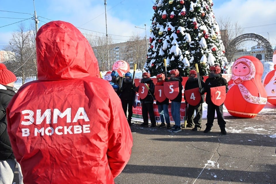 Москвичи играют в гигантский футбол на снегу и в зимнюю Дженгу в парке «Надежда»