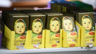 Бурак Озчивит, известный турецкий актер, в образе, связанном с шоколадом, и его русский партнер, прозванный «Мишкой», на фоне роскошной обстановки.