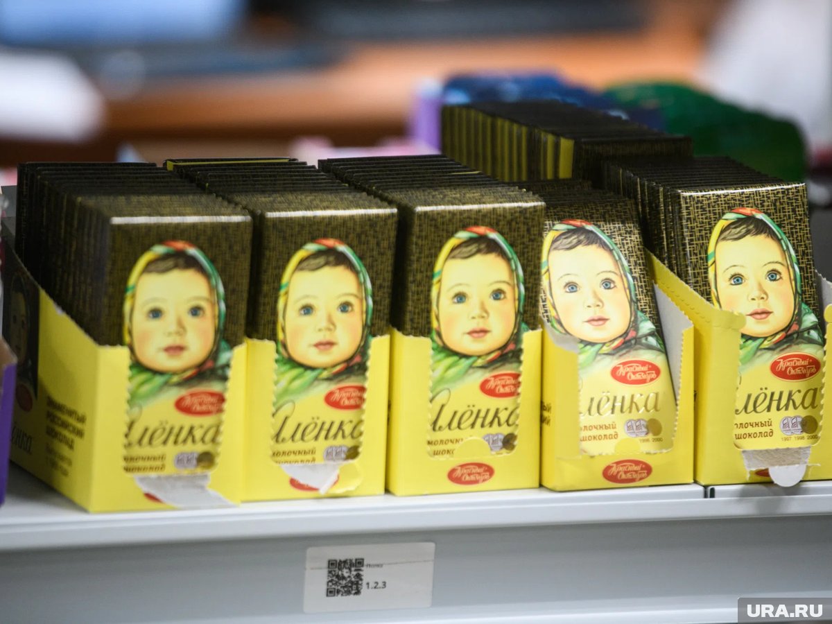 Бурак Озчивит, известный турецкий актер, в образе, связанном с шоколадом, и его русский партнер, прозванный «Мишкой», на фоне роскошной обстановки.