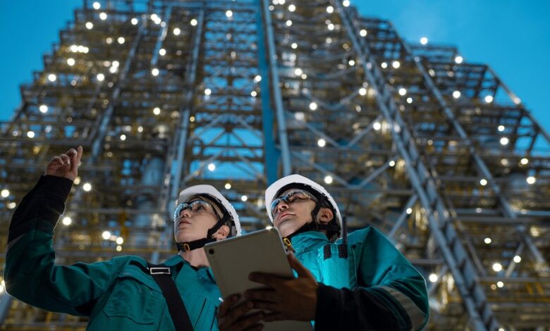 Изображение, символизирующее переход от виртуальности к нефтехимической индустрии, с акцентом на карьерные возможности.