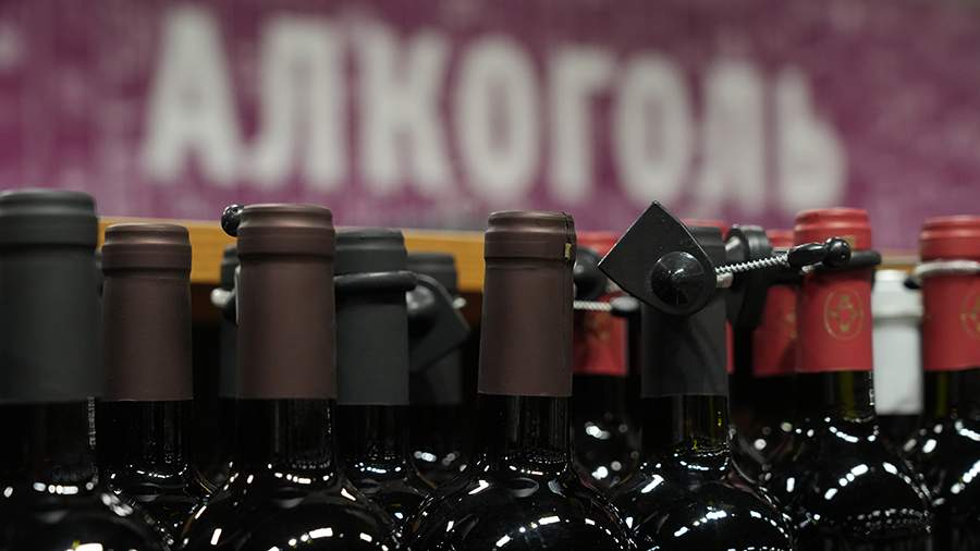 Изображение, символизирующее переход от алкоголя к здоровому образу жизни, с элементами природы и духовности.
