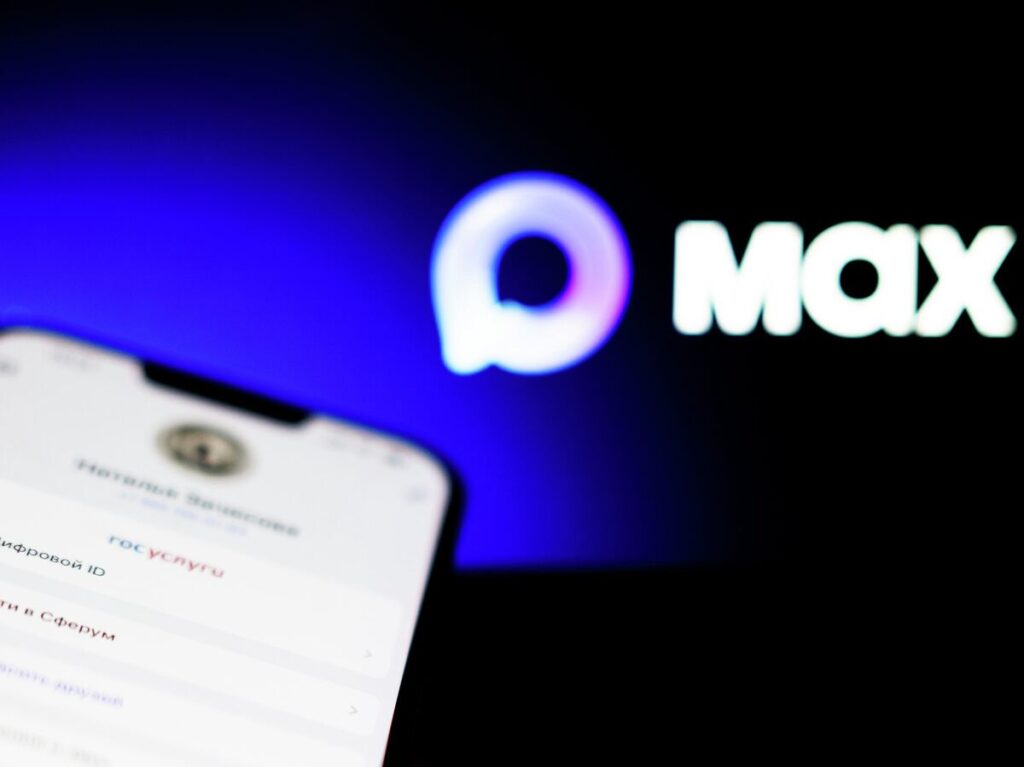 Молодые люди с улыбками смотрят на смартфон, на экране которого видно афишу театра. На переднем плане лежит студенческий билет или удостоверение личности.