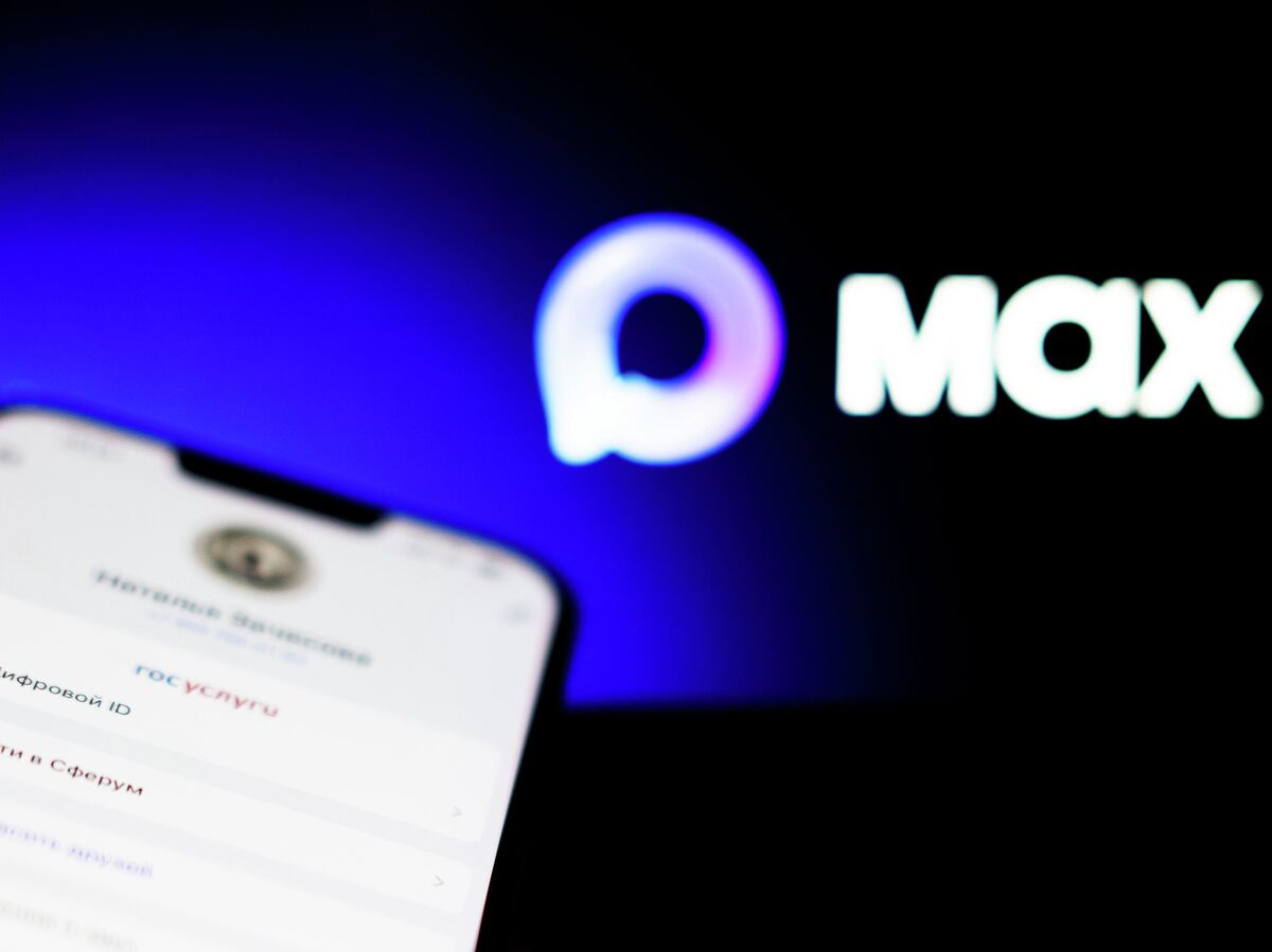 Молодые люди с улыбками смотрят на смартфон, на экране которого видно афишу театра. На переднем плане лежит студенческий билет или удостоверение личности.