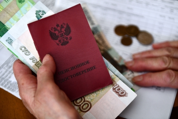 График или иллюстрация, показывающая частоту индексации пенсий, с элементами, намекающими на экономические расчеты и возможные выгоды для пенсионеров.