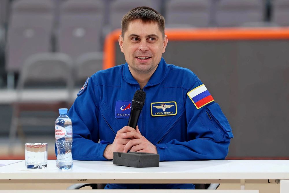 Космонавт Андрей Федяев в открытом космосе на фоне Земли