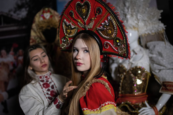 Модный приговор по-русски: как Гжель, березки и цитаты из «Служебного романа» захватили наши гардеробы, подвинув Гуччи