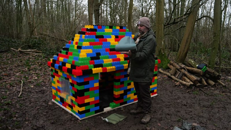 Крепость из LEGO, построенная британцем, устойчивая к непогоде