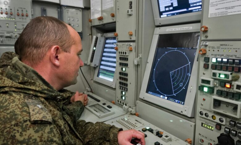 Силуэт зенитно-ракетного комплекса на фоне ночного неба Москвы, освещенного трассерами и вспышками от работы ПВО.