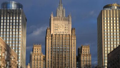 Изображение, символизирующее тайную жизнь дипломатических курьеров, с элементами, отсылающими к генералиссимусу с пакетом и поэту под прикрытием.
